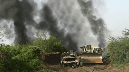 humo de ataque en una base militar en Asir La agresión saudí aumenta bombardeos sobre Yemen